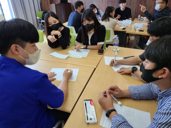 ▲LX한국국토정보공사와 TS한국교통안전공단이 마련한 ‘공공기관 MZ세대 연합 워크숍’에서 MZ세대들이 다양한 주제로 토론하고 있다./제공=LX공사