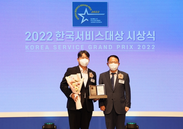 ▲사진 왼쪽 주영수 롯데건설 상무가 ‘2022 한국서비스대상 시상식’에서 수상 후 기념촬영을 하고 있다./제공=롯데건설