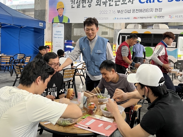 ▲외국인근로자들이 베트남,중국등 각국의 음식을 먹으면서 즐거운 시간을 보내고 있다./제공=포스코건설