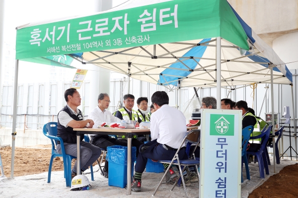 ▲사진 왼쪽에서 2번째 김한영 이사장이 서해선 복선전철 104역사 건설현장을 찾아 폭염대비 안전대책 이행실태를 점검하고 있다./제공=국가철도공단