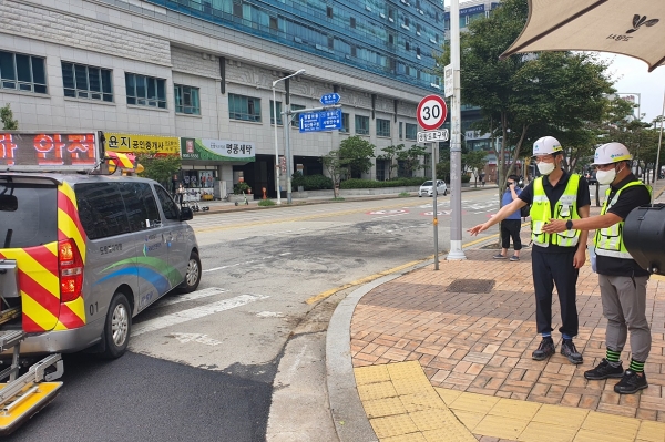 ▶사진 왼쪽에서 2번째 김일환 국토안전관리원장이 고양시 긴급지반탐사 현장을 방문해 점검현장을 살펴보고 있다./제공=국토안전관리원