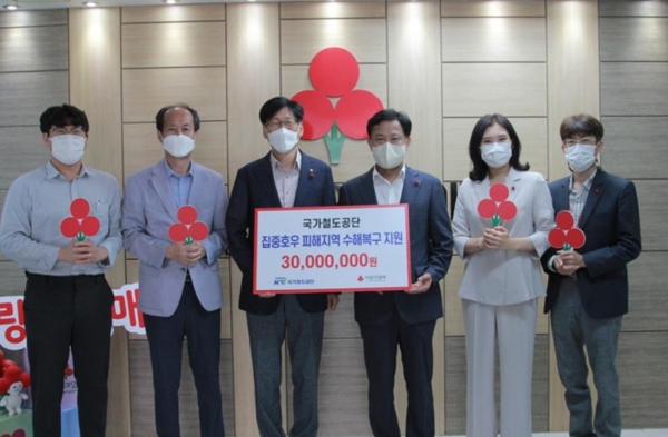 ▲사진 중앙 왼쪽 임주빈 국가철도공단 부이사장과 오른쪽 사회복지공동모금회 김태범 대전지회 부회장/제공=국가철도공단