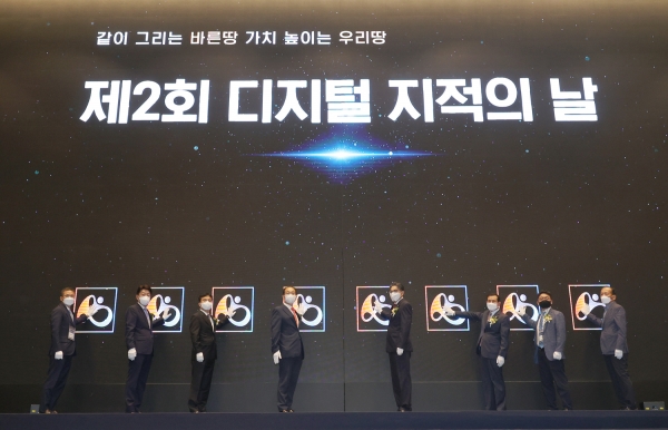 △‘제2회 디지털 지적의 날’의 퍼포먼스. 사진 (왼쪽 두 번째부터 우범기 전주시장, 강주엽 국토부 국토정보정책관, 이성해 대도시권광역교통위원회 위원장, 김정렬 사장, 김석종 공간정보산업협회장/제공=LX공사