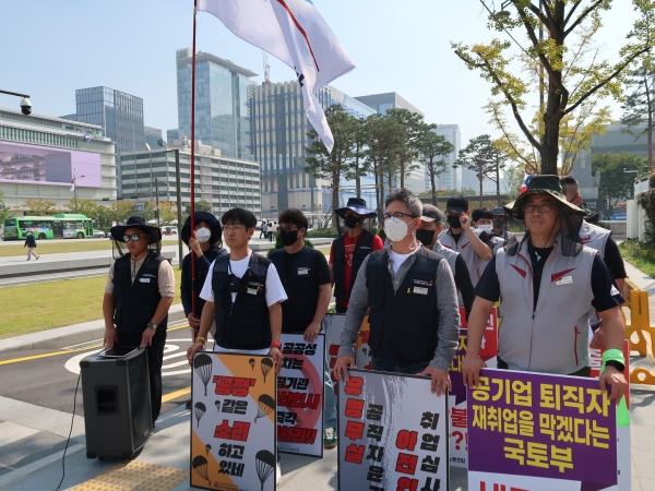 △사진 앞줄 가운데 이정욱 국가철도공단 노동조합 위원장과 오른쪽 이범석 한국공항공사 노동조합 위원장이 30일 정부서울청사 앞에서 낙하산인사 임명 반대를 위한 피켓시위를 하고 있다./제공=국가철도공단 노동조합