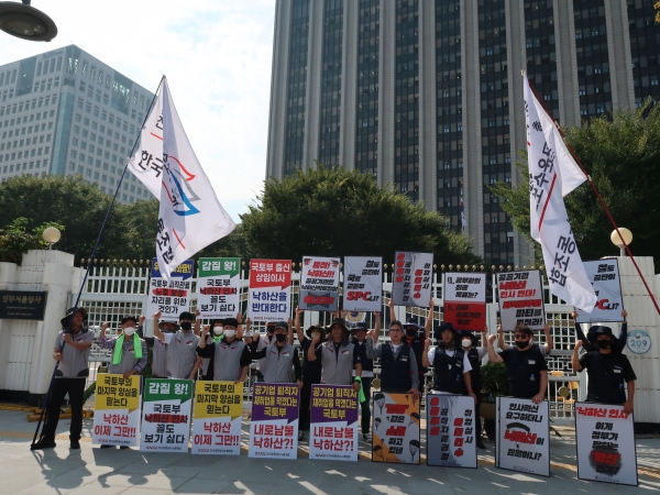 △국가철도공단 노동조합과 한국공항공사 노동조합이 30일 정부서울청사 앞에서 낙하산인사 임명 반대를 위한 피켓시위를 하고 기념촬영을 하고있다./제공=국가철도공단 노동조합