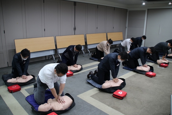 △쌍용건설 직원들이 한국응급처치교육원 소속 강사로부터 심폐소생술(CPR) 교육을 받고 있다./제공=쌍용건설