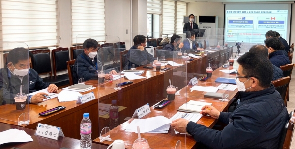 △안전관리원 임직원이 중대재해처벌법 시행에 따른 대응 방안에 대한 강의를 듣고 있다./제공=안전관리원