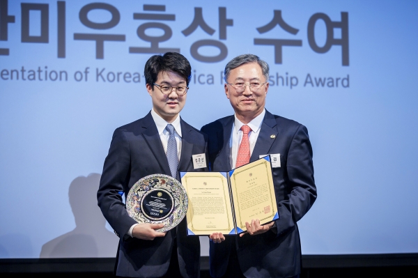 △故 정세영 명예회장의 한미우호상을 고인의 장손인 정준선 한국과학기술원(KAIST) 교수가 대신 수상했다./제공=HDC현대산업개발