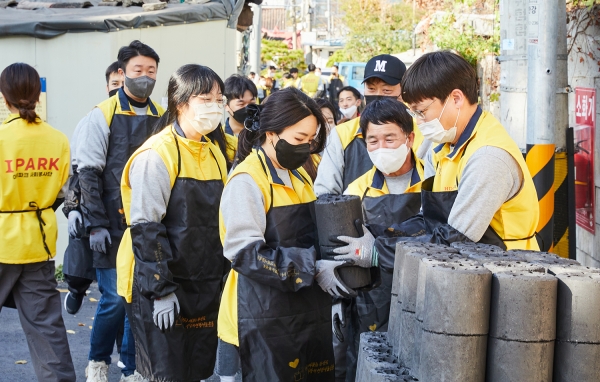 △직원들이 연탄배달을 위해 줄서서 기다리고 있다./사진제공=HDC현대산업개발