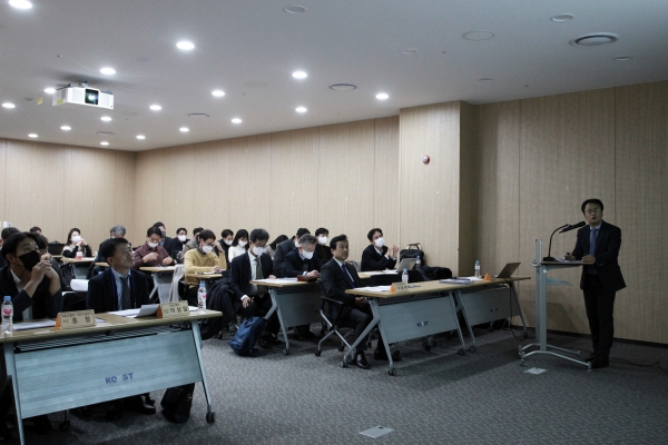 △주제발표를 하고 있는 박철한 한국건설산업연구원 연구위원/사진제공=건산연