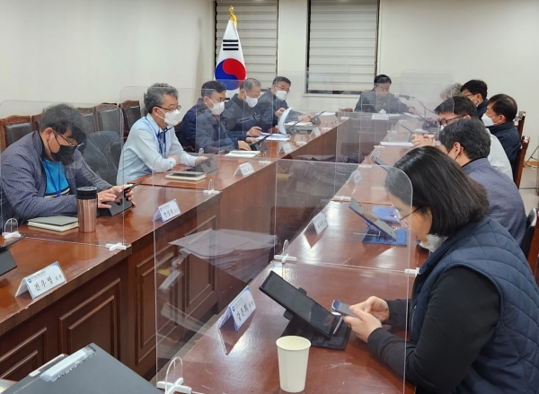 △대한건설기계안전관리원 임직원이 내부 규정심사위원회에서 노동이사제 도입을 위해 정관 일부개정안을 심의·의결하고 있다./사진제공=대한건설기계안전관리원