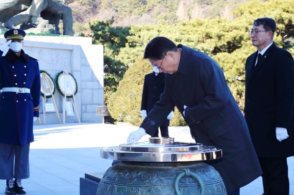 △윤영구 한국건설기술인협회 회장이 분향을 하고 있다../사진제공=한국건설기술인협회