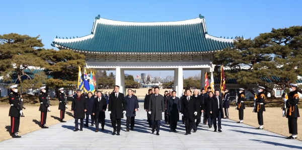 △지난 3일 한국건설기술인협회 윤영구 회장을 비롯한 주요 인사들이 국립서울현충원을 찾아 참배했다./사진제공=한국건설기술인협회