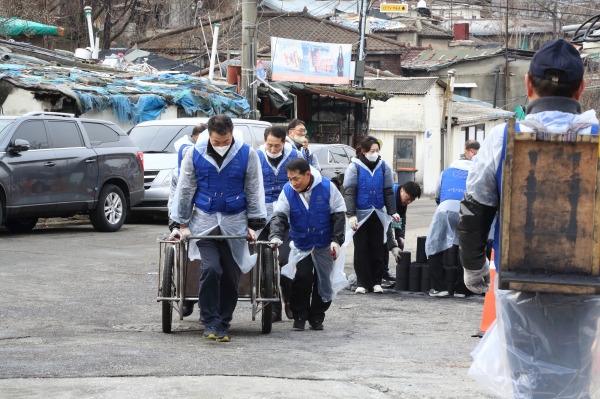 △직원들이 연탄을 나르고 있다./사진제공=한국건설기술인협회