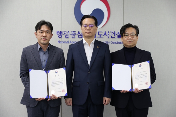 △사진 왼쪽부터 최규원 주무관, 이상래 행복청장, 오진수 광역도로과장/사진제공=행복청