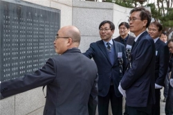 △함진규 신임 사장이 순직직원 위령탑에서 참배 후 설명을 듣고 있다./사진제공=한국도로공사