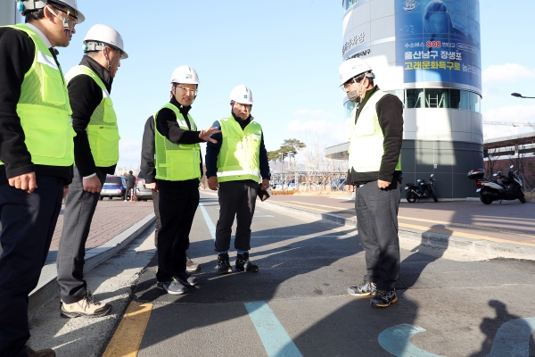 △사진 오른쪽에서 3번째 김한영 국가철도공단 이사장/사진제공=국가철도공단