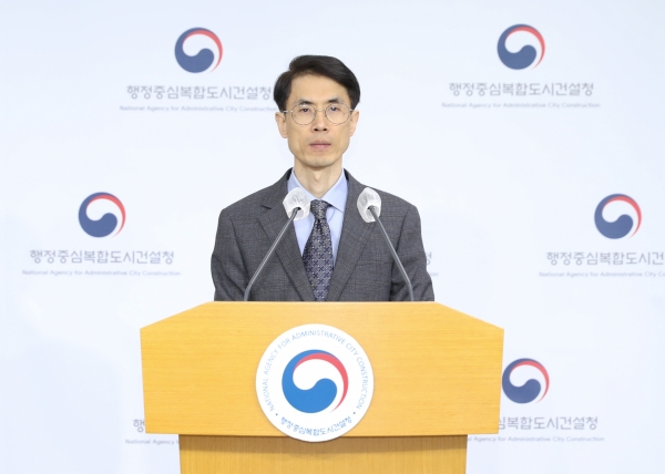 박상옥 시설사업국장이 브리핑하고 있다./제공=행복청