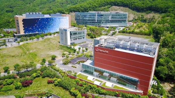 △사진 오른쪽 하단 한화 건설부문이 건설한 ‘한화시스템 ICT부문 죽전 데이터센터’ 및 왼쪽 상단 ‘신한금융그룹 데이터센터’/사진제공=㈜한화 건설부문