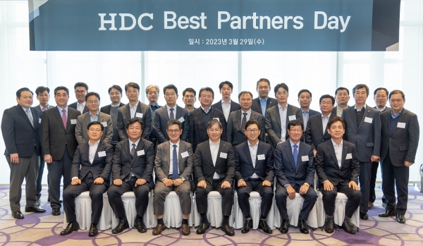△HDC현대산업개발은 29일 서울 강남구 삼성동 파크하얏트 서울에서 ‘베스트파트너스데이’ 행사에서 우수협력사에 표창장을 수여하고 기념촬영을 했다./사진제공=HDC현대산업개발