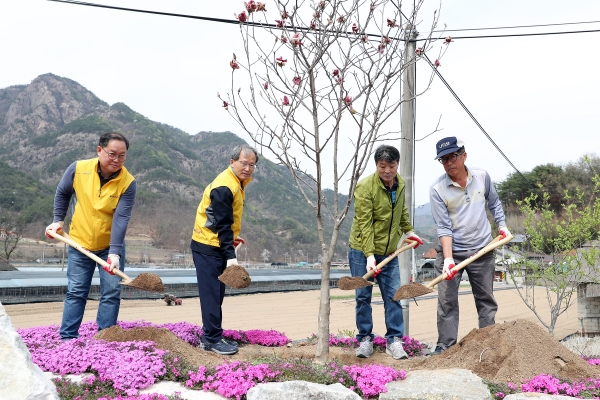 △사진 왼쪽에서 2번째 김한영 이사장이 금강모치마을 최순영 이장(왼쪽에서 3번째)과 함께 나무심기를 하고 있다./사진제공=국가철도공단