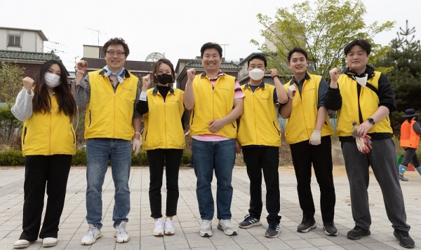 △HDC현대산업개발이 참여한 ‘용산 드래곤즈’의 ‘함께해요 나무심기’ 봉사활동./사진제공=HDC현대산업개발