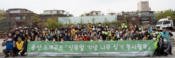 △용산구 효창공원앞역 일대에 자산홍 4800주를 심었다./사진제공=HDC현대산업개발