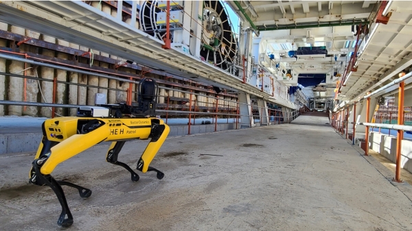 △현대건설의 인공지능 안전 로봇 ‘스팟’이 터널 공사현장에 투입돼 TBM 장비를 모니터링하고 있다./사진제공=현대건설