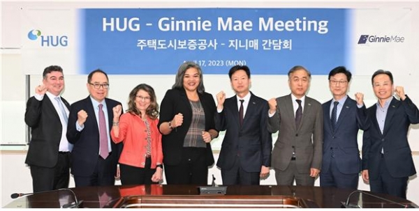 △사진 왼쪽에서 4번째 앨래나 맥카고 美 지니매 사장, 이병훈 HUG 사장직무대행(오른쪽에서 4번째)/사진제공=HUG