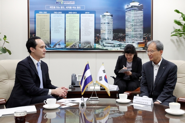 △대전 본사에서 주한 엘살바도르 대사와 면담하고 있다. 공단은 엘살바도르 태평양철도 타당성조사 사업 참여에 공을 들이고 있더./사진제공=국가철도공단