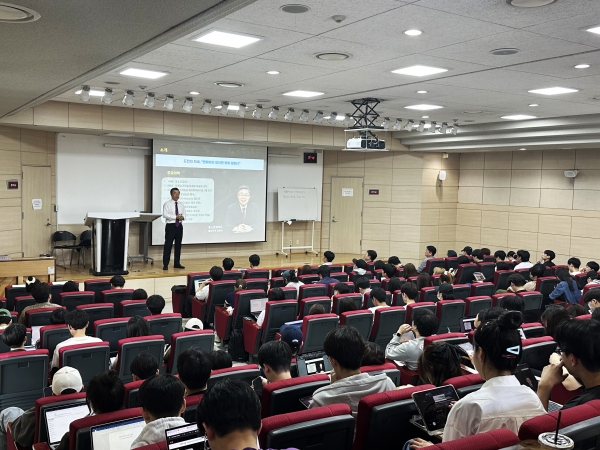 △김정수 대표가 고려대 환경생태공학부 학생들 대상으로 특강을 하고 있다./사진제공=포스코와이드