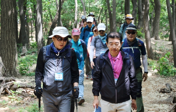 △사진 왼쪽 윤영구 건설기술인협회 회장은 “오늘 등반대회가 회원들의 마음을 하나로 모으는 초석이 되길 바란다”고 밝혔다./사진제공=한국건설기술인협회