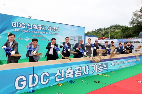 △GDC 신축공사 기공식 참석자들이 시삽을 하고 있다. 사진 왼쪽에서 5번째 대우건설 정원주 회장, 7번째 에릭 테오 주한 싱가포르대사, 8번째 전성수 서초구청장/사진제공=대우건설