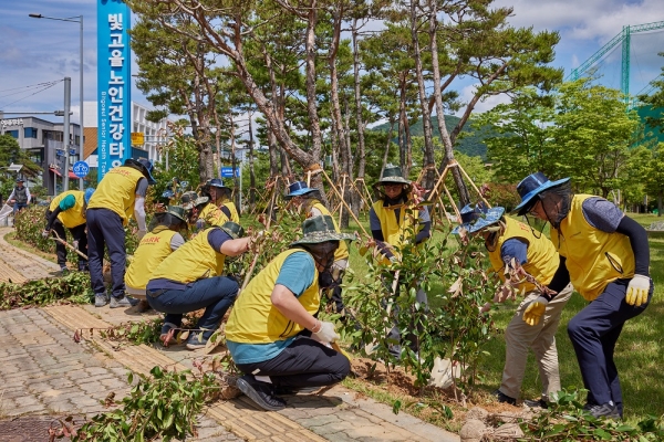 △HDC현대산업개발은 8일, 광주 빛고을노인건강타운에 환경 개선을 위한 울타리길 조성 나무 심기 봉사활동을 진행했다./사진제공=HDC현대산업개발