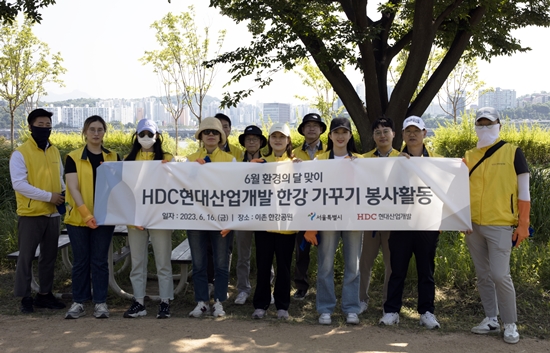 △HDC현대산업개발 건설본부 임직원 20여 명은 봉사활동을 진행하고 기념사진을 촬영했다./사진제공=HDC현대산업개발