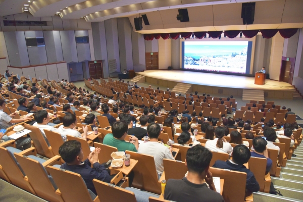 △김재열 작가가 글로벌 인문학 강좌를 진행하고 있다./사진제공=건설공제조합