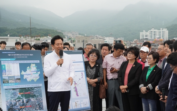 △북한산 고도지구 현황 설명중인 오세훈 서울시장/사진제공=서울시