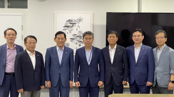 △사진 왼쪽에서 3번째 노석순 서울시회장, 4번째 유창수 제2부시장/사진제공=대한전문건설협회 서울시회