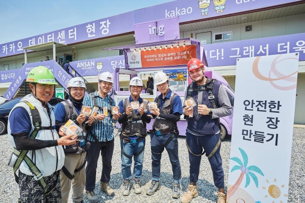 △한화 건설부문이 혹서기를 맞아 더위와 싸우는 건설현장 근로자들에게 아이스크림 간식차를 보낸다./제공=한화 건설부문