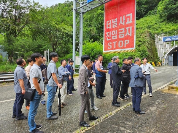 △한국도로공사가 터널방재인증센터에서 ITS중소기업 관계자들에게 고속도로 실환경 테스트베드에 대한 설명을 하고 있다./제공=한국도로공사