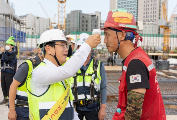 △김회언 대표이사는 이문아이파크자이 현장을 방문해 폭염으로 인한 안전사고 예방을 위한 시설물 특별점검을 진행하고 근로자들에게 얼음물과 쿨토시를 지급하며 온열질환 예방을 강조했다./사진제공=HDC현대산업개발