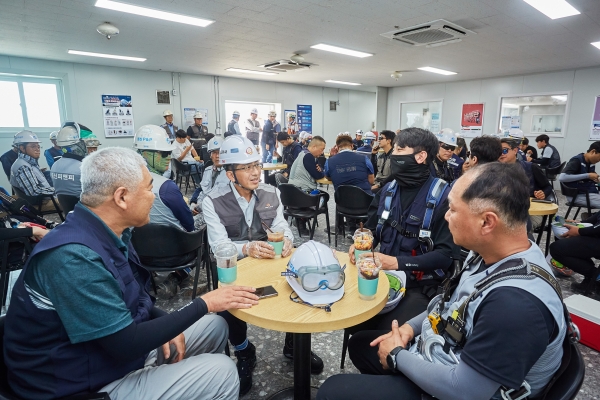 △김승모 대표이사가 3일 인천공항 제2터미널 확장공사 현장 내 휴게실을 찾아 폭염을 피해 휴식을 취하고 있는 근로자들과 대화를 나누고 있다./사진제공=㈜한화 건설부문