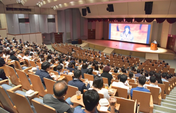 △김재열 작가가 글로벌 인문학 강좌를 진행하고 있다./사진제공=건설공제조합