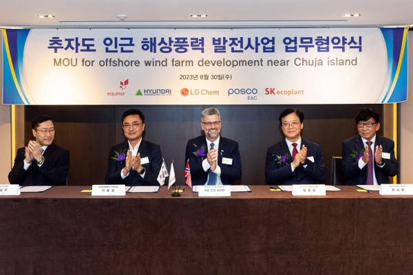 △사진 왼쪽부터 허성우 LG화학 부사장, 이동걸 SK에코플랜트 사업단장, 비욘 인게 브라텐 에퀴노르코리아 대표이사, 임관섭 현대엔지니어링 플랜트사업본부장, 온상웅 포스코이앤씨 인프라사업본부장이 협약서에 서명하고 기념사진을 촬영하고 있다./사진제공=현대엔지니어링