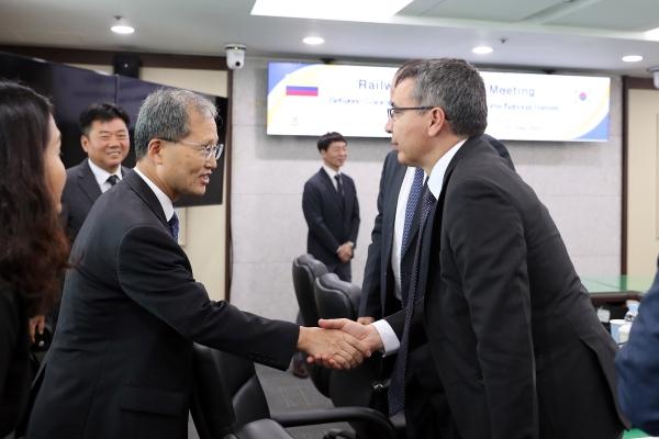 △사진 왼쪽 김한영 이사장과 콜롬비아 교통부 윌리엄 까마르고 뜨리아나 장관이 악수를 하고 있다./사진제공=국가철도공단