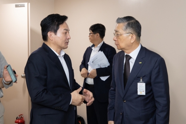 △원희룡 장관과 이한준 LH 사장이 ‘LH 외벽 철근 누락 긴급 점검회의’에 앞서 이야기를 나누고 있다./사진=국토교통부