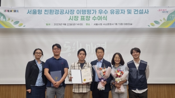 △표창 수여식 후 DL건설 임직원들이 기념 촬영하고 있다./사진=DL건설