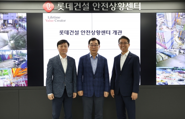 △사진 왼쪽부터 롯데건설 김진 안전보건경영실장, 박현철 대표이사 부회장과 롯데정보통신 노준형 대표이사/사진=롯데건설