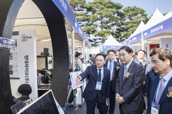 △현대건설 윤영준 사장과 업계 관계자들이 행사 전시 부스를 둘러보고 있다./사진제공=현대건설