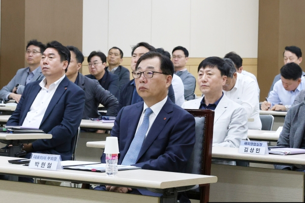 △박현철 롯데건설 부회장을 비롯한 전 임원이 ‘경영진 안전 마인드셋 강의’를 경청하고 있다./사진제공=롯데건설